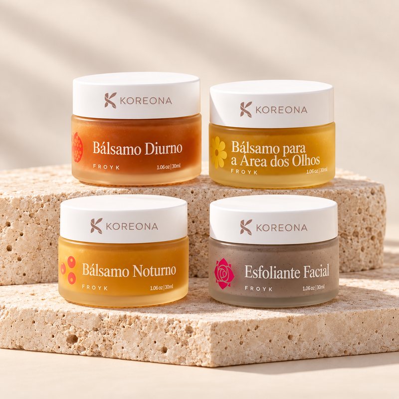 Os quatro potes do Serena Bloom sobre uma pedra clara: bálsamo diurno, bálsamo para a área dos olhos, bálsamo noturno e esfoliante facial